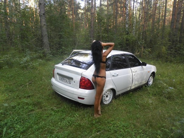 Пышная проститутка с большими сиськами для секса вывезена водителем на природу